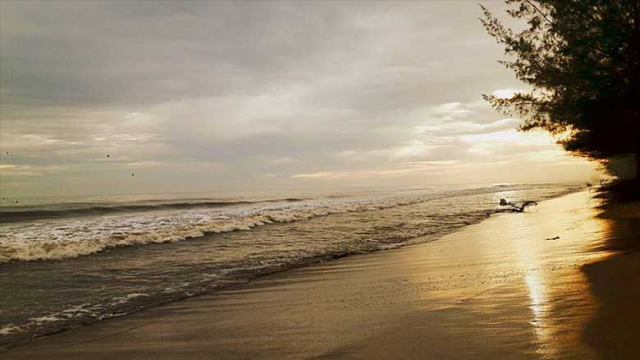 Pantai Pasir Jambak: Surga Eksotis di Padang yang Memikat Hati Wisatawan